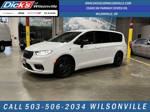 Used 2024 Chrysler Pacifica Select image 1