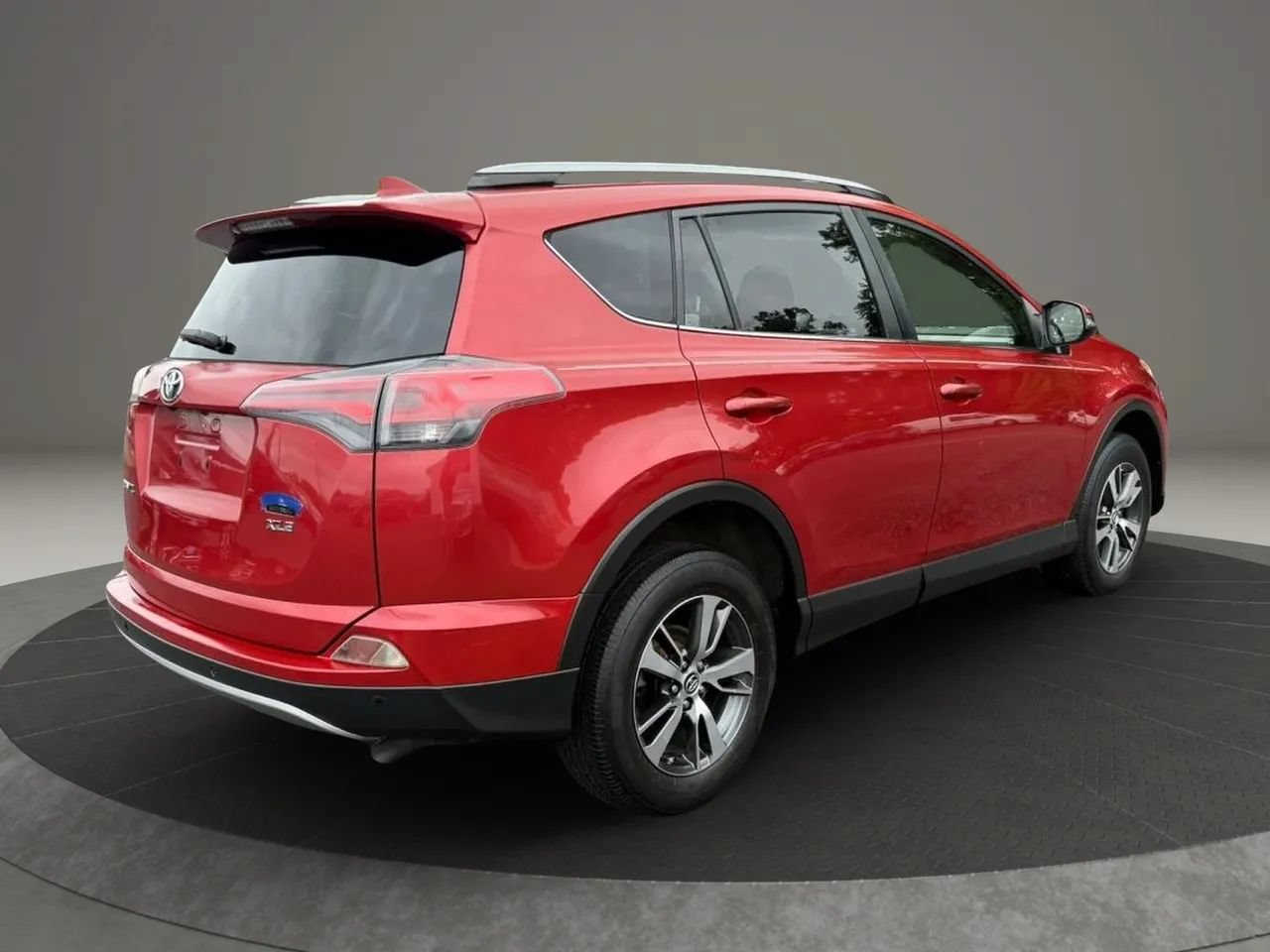 Used 2017 Toyota RAV4 XLE FWD image 4