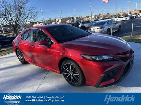 Certified 2022 Toyota Camry SE image 1