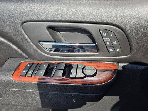 Used 2013 Chevrolet Avalanche LTZ AWD/4WD image 24