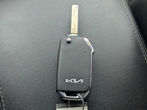 Used 2023 Kia Sorento LX image 31