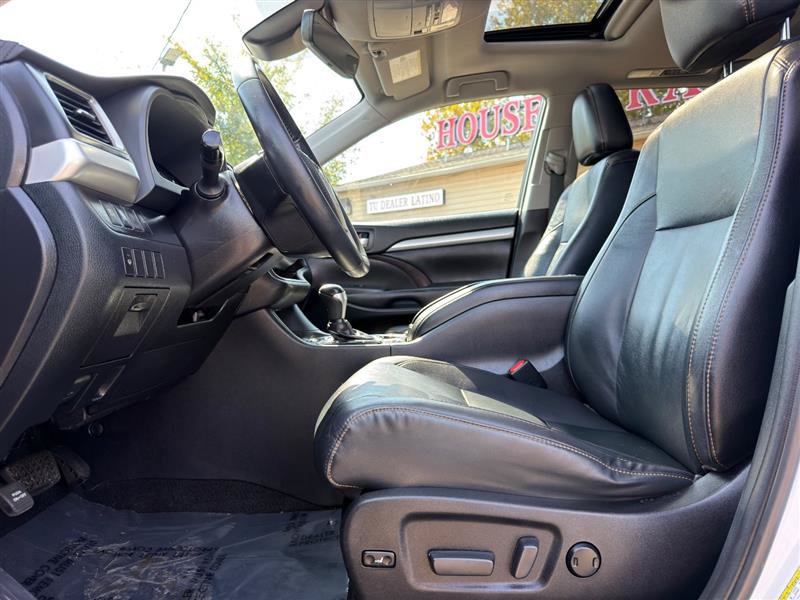 Used 2019 Toyota Highlander XLE AWD/4WD image 25