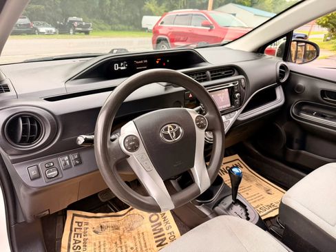 Used 2017 Toyota Prius C One FWD image 12