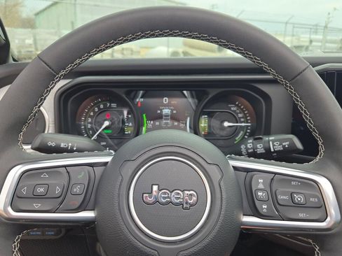 Certified 2025 Jeep Wrangler Unlimited Sahara w/ Safety Group AWD/4WD image 28