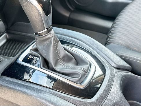 Used 2019 Nissan Rogue SV w/ Premium Package FWD image 12