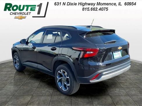 Used 2025 Chevrolet Trax LT FWD image 3