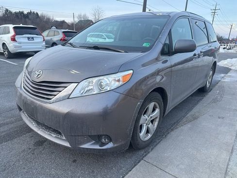 Used 2017 Toyota Sienna LE image 2