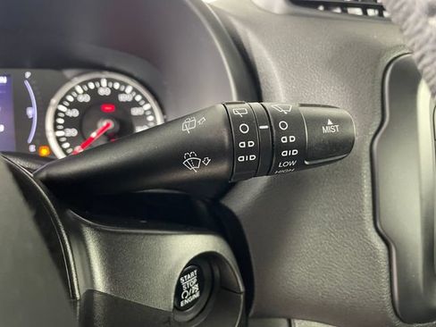 Used 2017 Jeep Renegade Latitude FWD image 13