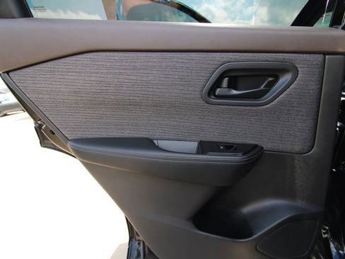 Used 2022 Nissan Rogue S image 35