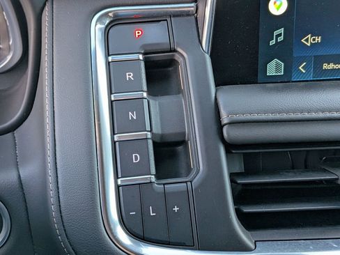 Used 2022 Chevrolet Suburban High Country w/ Premium Package 2 image 24