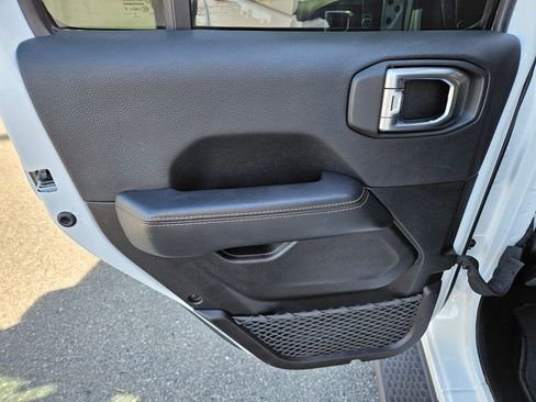 Used 2022 Jeep Wrangler Unlimited Sahara AWD/4WD image 19