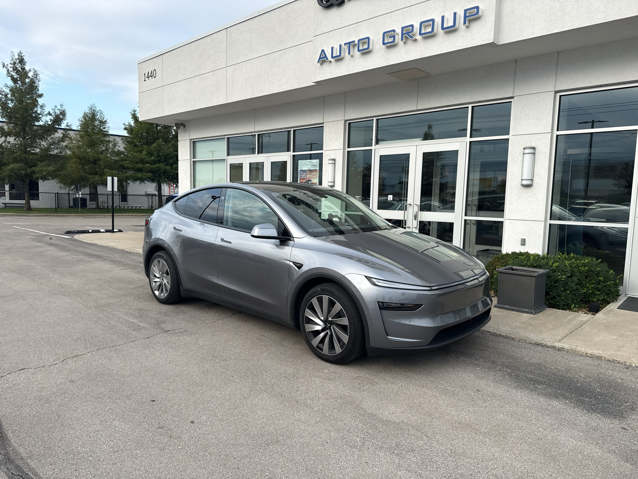 Used 2026 Tesla Model Y Long Range AWD/4WD image 1