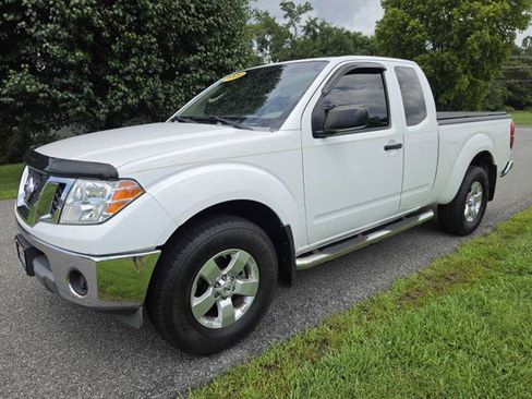 Used 2009 Nissan Frontier SE w/ SE Value Truck Pkg AWD/4WD image 2