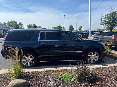 Used 2017 Cadillac Escalade ESV Premium Luxury AWD/4WD image 11