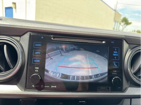 Used 2018 Toyota Tacoma TRD Sport image 32