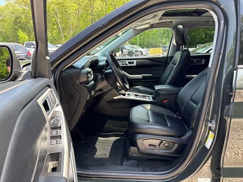 Used 2023 Ford Explorer XLT w/ Equipment Group 202A AWD/4WD image 30