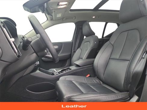 Used 2023 Volvo XC40 B5 Plus image 11