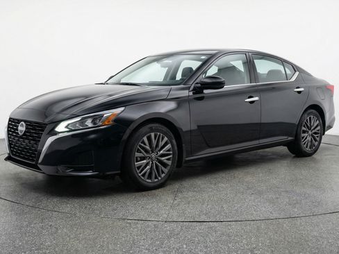 Used 2025 Nissan Altima 2.5 SV FWD image 3