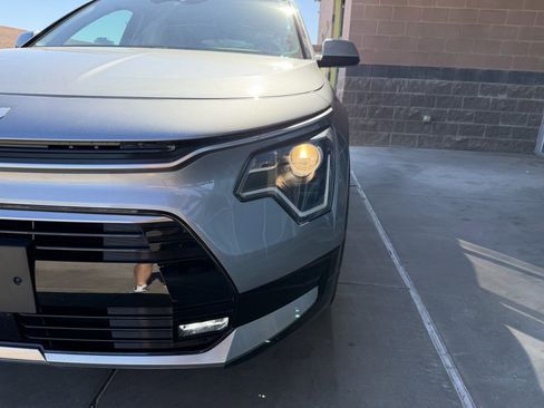 Used 2023 Kia Niro EX Touring image 11