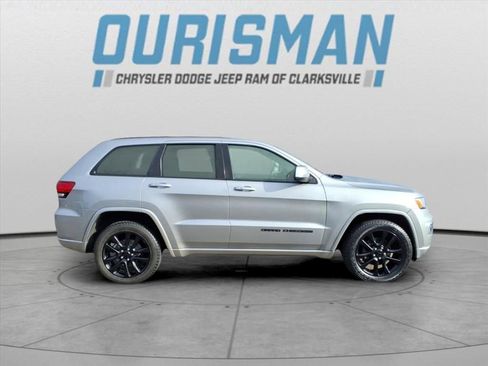 Used 2018 Jeep Grand Cherokee Altitude image 2