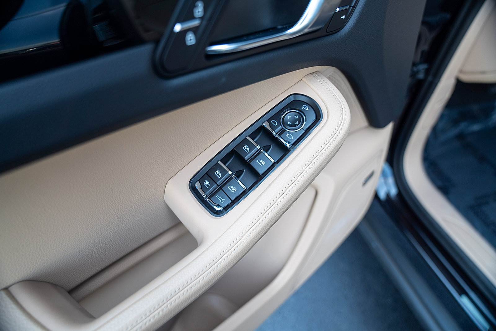 Used 2026 Porsche Macan AWD/4WD image 18