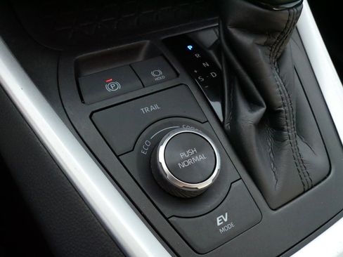 Certified 2024 Toyota RAV4 XLE image 28