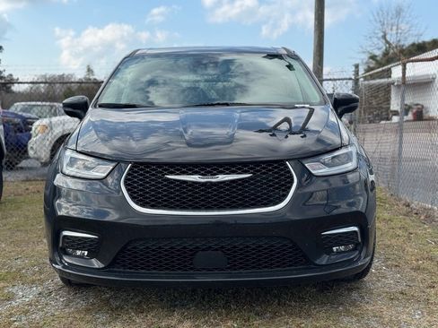 Used 2024 Chrysler Pacifica Touring-L image 2