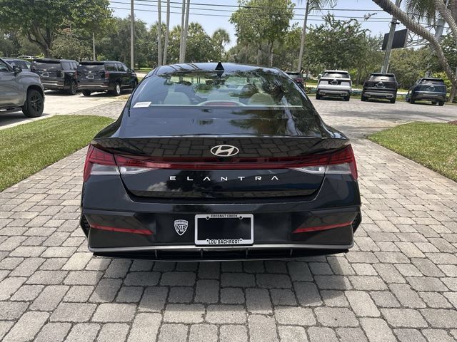 Used 2025 Hyundai Elantra SEL FWD image 34