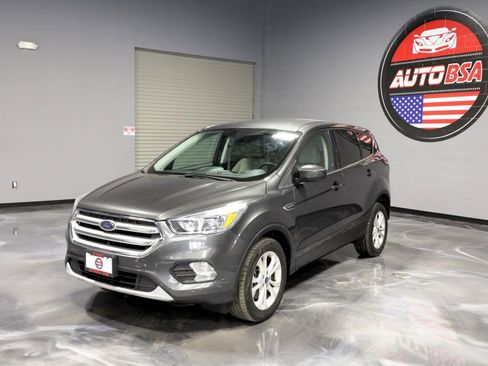 Used 2017 Ford Escape SE w/ SE Cold Weather Package AWD/4WD image 3