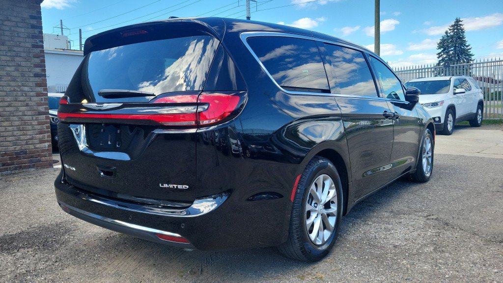 Used 2026 Chrysler Pacifica Limited FWD image 9