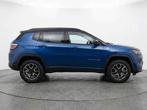Used 2025 Jeep Compass Trailhawk AWD/4WD image 11