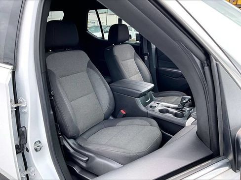 Used 2023 Chevrolet Traverse LT FWD image 11