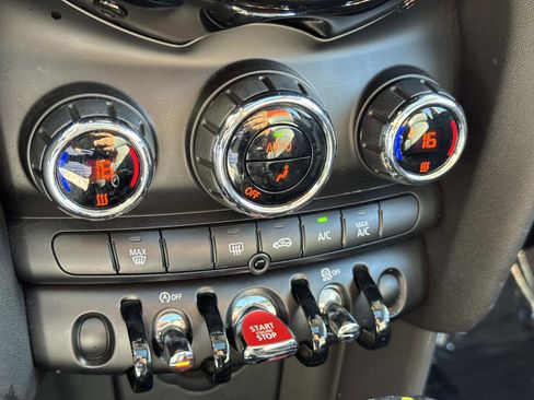 Used 2017 MINI Cooper 4-Door Hardtop image 26