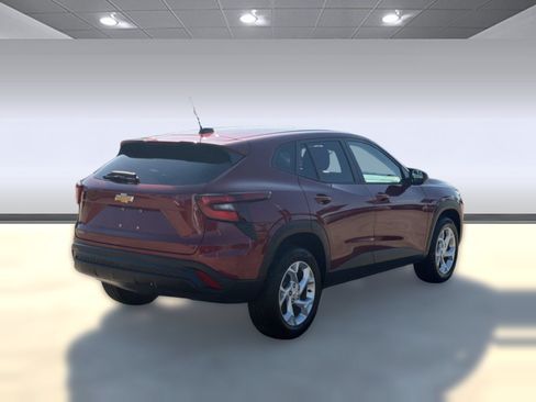 Used 2024 Chevrolet Trax LS w/ LS Convenience Package FWD image 9