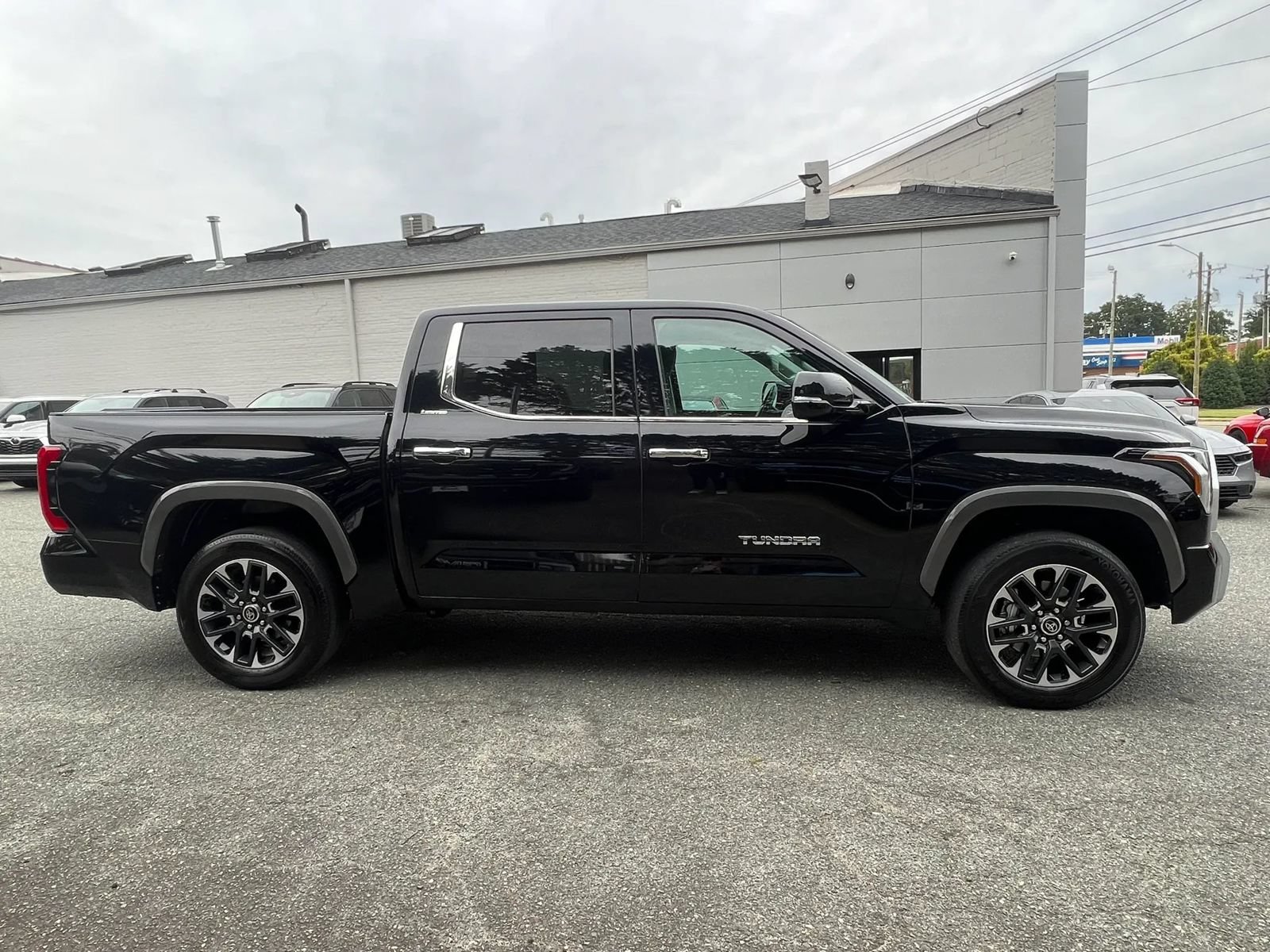 Used 2023 Toyota Tundra Limited AWD/4WD image 3
