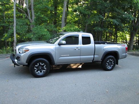 Used 2016 Toyota Tacoma TRD Off-Road w/ Premium & Technology Package AWD/4WD image 3