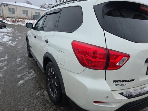 Used 2019 Nissan Pathfinder SL image 3