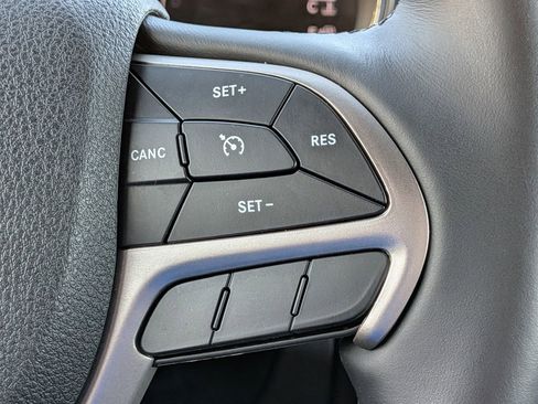 Used 2018 Jeep Grand Cherokee Altitude image 26