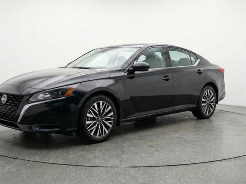 Used 2025 Nissan Altima 2.5 SV image 3