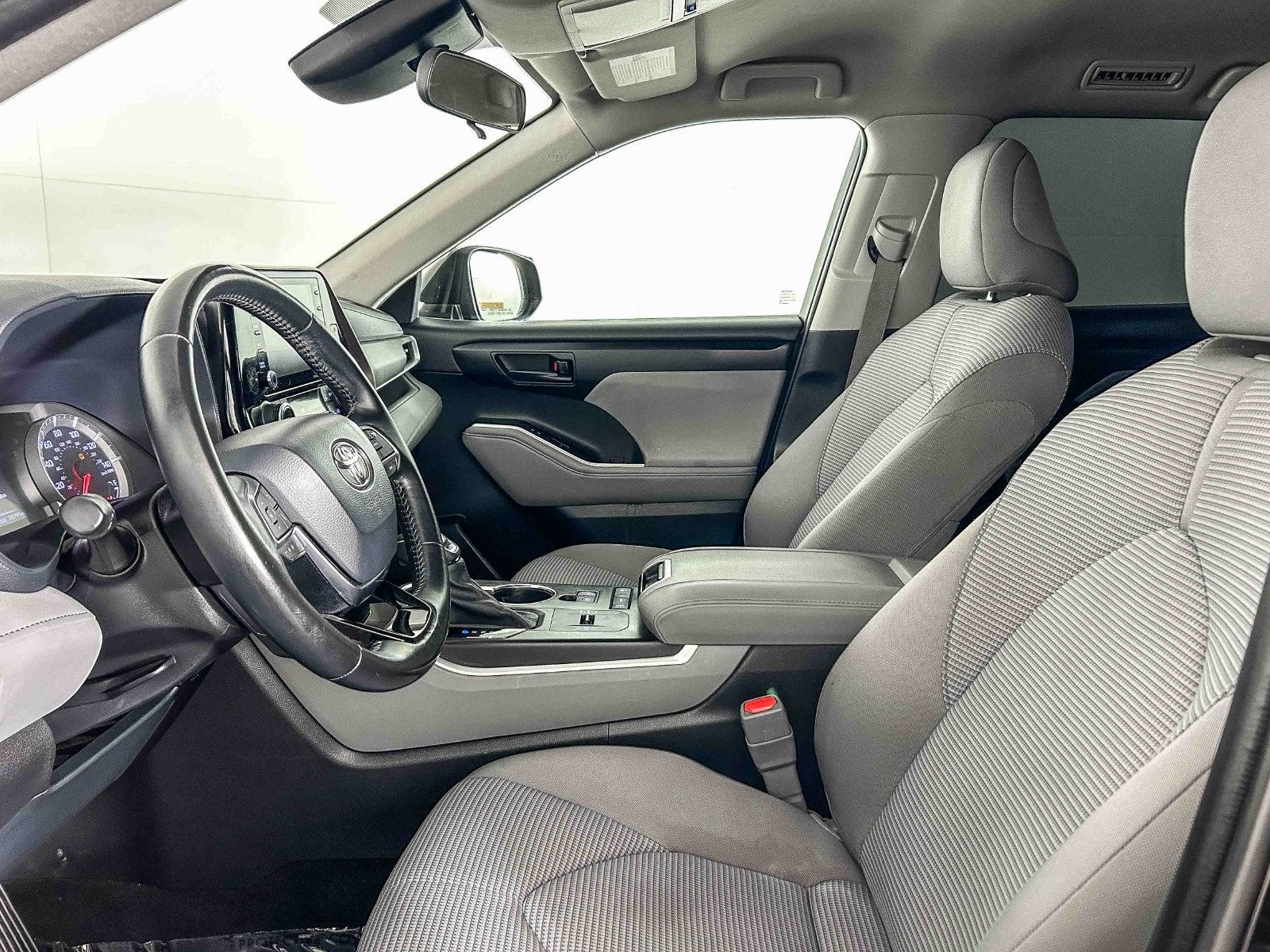 Used 2021 Toyota Highlander LE FWD image 18