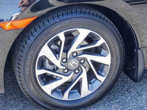 Used 2018 Honda Civic EX image 9