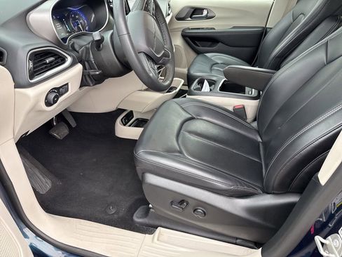 Used 2023 Chrysler Pacifica Touring-L FWD image 16