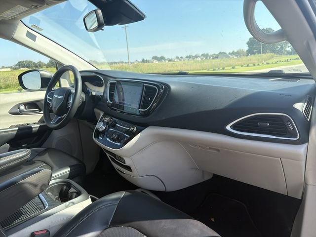 Used 2023 Chrysler Pacifica Touring-L FWD image 15