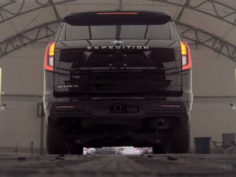 Used 2025 Ford Expedition Active AWD/4WD image 8