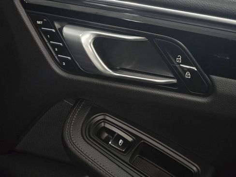 Certified 2025 Porsche Macan image 28