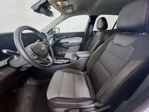 Used 2025 Chevrolet Trax LT w/ LT Convenience Package FWD image 13