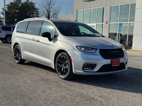 New 2026 Chrysler Pacifica Select w/ S Appearance Package image 2