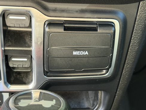 Certified 2024 Jeep Wrangler Unlimited AWD/4WD image 30