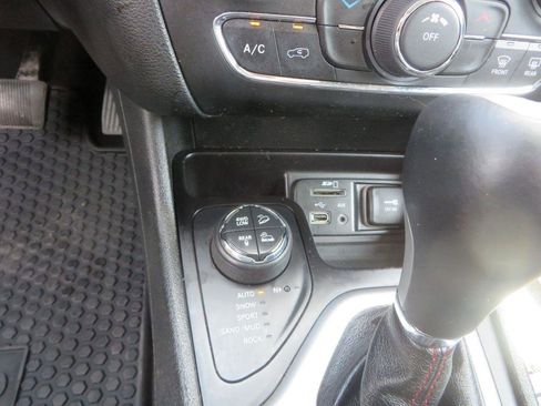 Used 2015 Jeep Cherokee Trailhawk w/ Trailer Tow Group AWD/4WD image 20