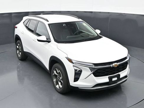 Used 2025 Chevrolet Trax LT w/ LT Convenience Package FWD image 31